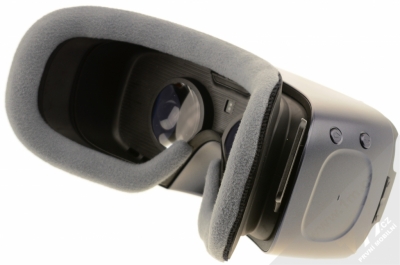 Samsung SM-R324 Gear VR with Controller originální chytré brýle pro virtuální realitu s ovladačem černá (black) šikmo zezadu