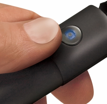 Celly Selfie Plus teleskopická tyč, držák do ruky s bezdrátovým tlačítkem spouště přes Bluetooth černá (black)