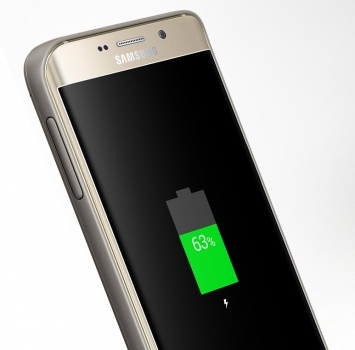 Samsung EP-TG928BF ochranný kryt se záložní baterií 3400mAh a bezdrátovým Qi nabíjením telefonu Samsung Galaxy S6 Edge+ Plus zlatá (gold) detail použití