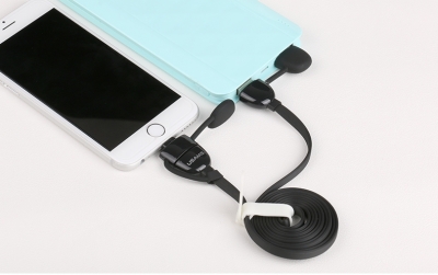 USAMS U-Color plochý USB kabel 2v1 s Apple Lightning konektorem a microUSB konektorem pro mobilní telefon, mobil, smartphone, tablet černá (black) - s telefonem